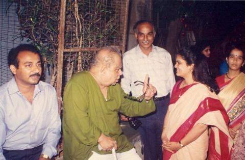 कविवर्य सुरेश भट देवकी पंडित ह्यांच्यासोबत बोलताना