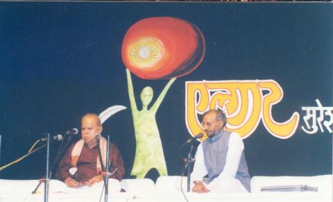 एल्गार हा कार्यक्रम सादर करताना कविवर्य सुरेश भट आणि सोबतीस शाहीर सुरेशकुमार वैर