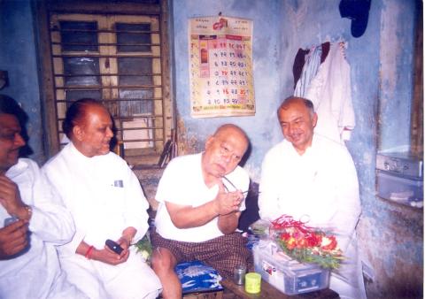 कविवर्य सुशीलकुमार शिंदे, उल्हास पवार ह्यांच्यासोबत हास्यविनोद करताना