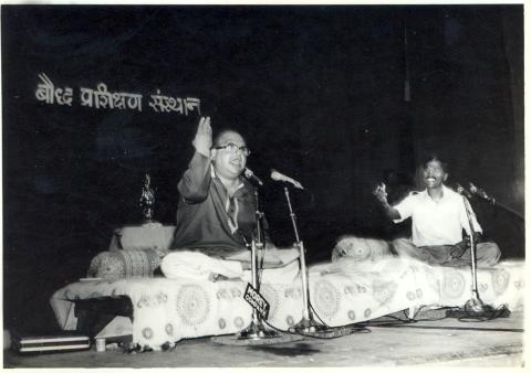 कविवर्य सुरेश भट कविता सादर करताना. सोबतीस भाऊ पंचभाई.